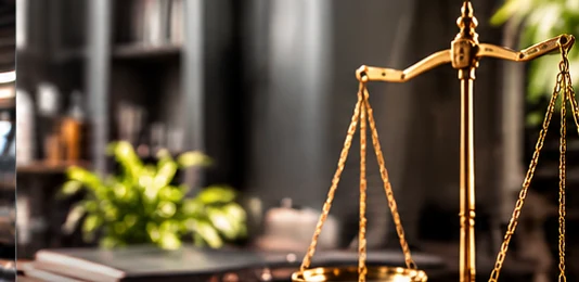 Balanza de justicia en oficina profesional